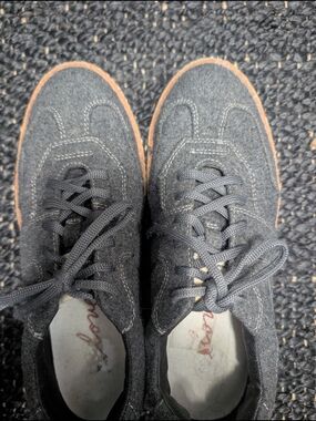 Ellen DeGeneres love Casual Lace-Up Sneakers in Dark Grey with Crepe Sole